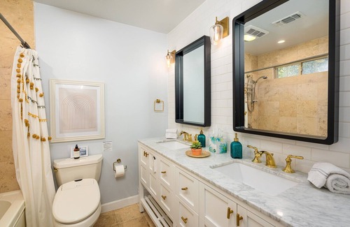 Helotes House | Relax at the Chiquita Casita: Hot Tub, Modern Decor, Covered Patio & BBQ