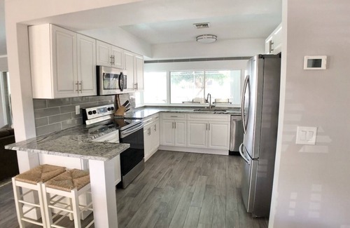 College Park House | Relax by Lake Worth shores, just a hop away from Port of Palm Beach