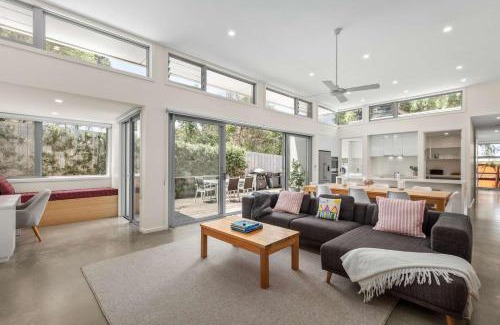 Barwon Heads House | Relax by the River Barwon Heads Coastal Escape