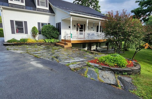 Crystal Beach House | Relax by "The Water's Edge" & enjoy amazing views and year round fun! 3BR/2.5BA