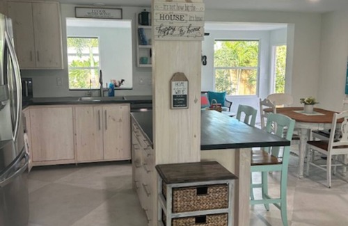 South Venice House | Relax by Venice Beach in this 2-bedroom retreat with Pool