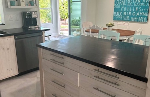 South Venice House | Relax by Venice Beach in this 2-bedroom retreat with Pool