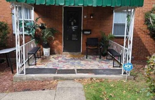 Wilkinsburg House | relax enjoy and be happy located near malls dining parks avairy zoo sport ice sk