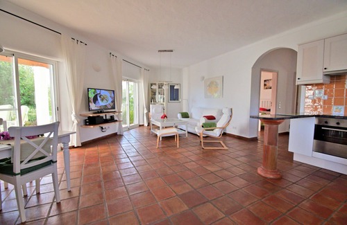 Olhao Apartment | Relax in a quiet, well-equipped apartment on a natural plot (2013).