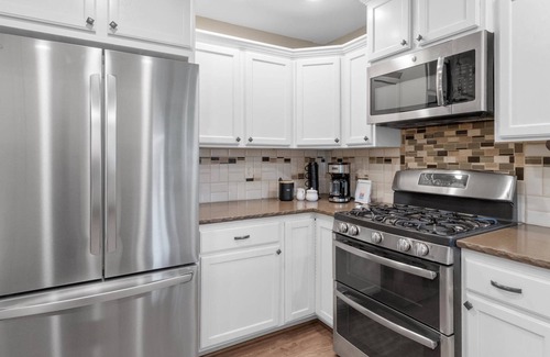 Eagle House | Relax in DOG-Friendly Modern Farmhouse Stye | A Stroll Away from Downtown Eagle! BBQ & Patio!