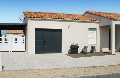 Sainte-Gemme-la-Plaine House | Relax in this small holiday home with swimming pool.