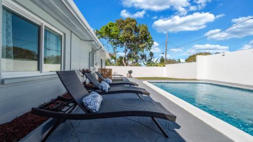 Lakeland Highlands House | Relax in Lakeland Home, Swim, Pool, Arcade LegoLand, Disney, Bush Garden