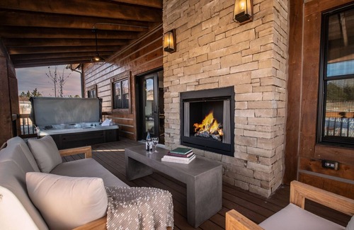 Estes Park Cabin | Relax in Luxury - Jacuzzi, Indoor/Outdoor Fireplace