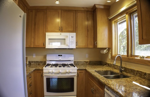 Mountain Club Cabin | Relax in our cozy 3-bedroom, 2-bath home in the pines near Whiskey Row - 8 min.