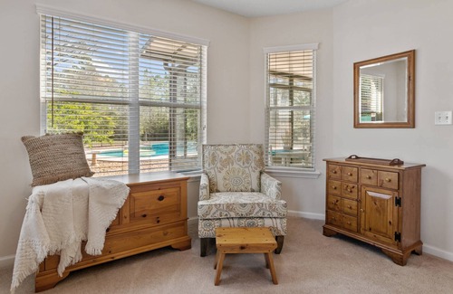 Middleburg House | Relax in our cozy 3 BR home with a spacious master suite with soaking tub, large yard, pool, BBQ
