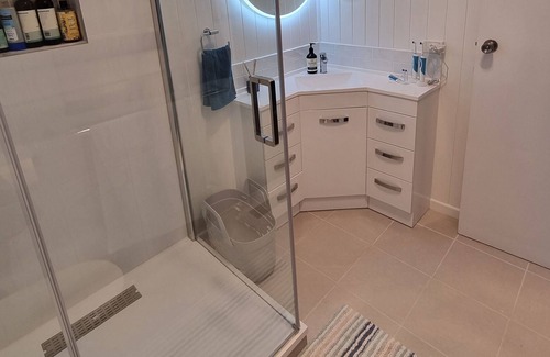 Somerset Dam House | Relax in Somerset Dam Village
