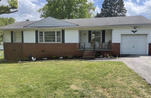 Knoxville House | Relax in style! 3 BR ranch near downtown! FENCED yard! PETS welcome