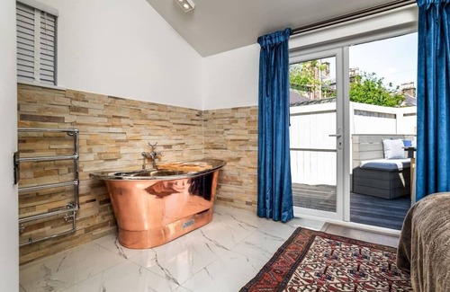 Inverness City Centre Apartment | Relax in SUPER SIZED copper tub - 2 bedroom villa