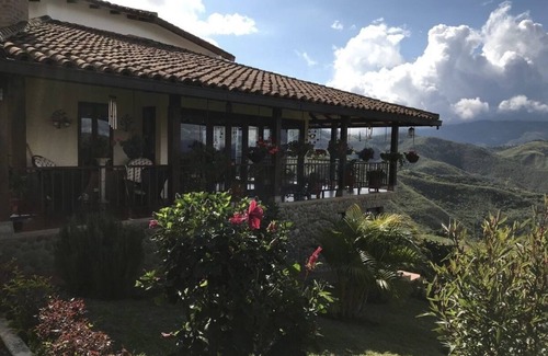 Dagua House | Relax in the clouds! Beautiful country home in the mountains of Colombia.