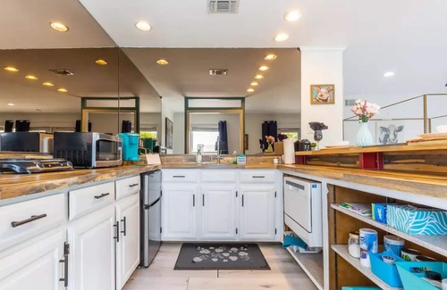 Grand Prairie House | Relax near thrills! Studio vacation home, just 6-min drive to Six Flags Over Tx