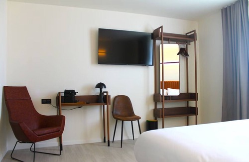 Signes Hotel | Relax & Revitalize in Cozy Unit w/Pool Near Nature Park & Attractions!