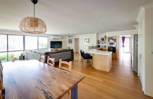 Geographe House | Relax to the Max - Pet Friendly Beach Retreat