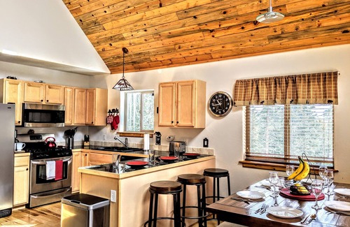 Valley of the Sun Cabin | Relax with Family, Friends and Dogs, in a Secluded 4b/3b Cabin in the Woods