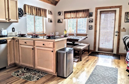 Valley of the Sun Cabin | Relax with Family, Friends and Dogs, in a Secluded 4b/3b Cabin in the Woods
