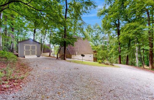Flat Hollow Marina House | RelaxAwhile Cabins-HideAway Hollow