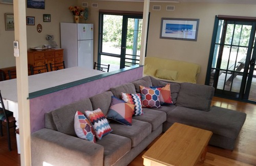 Somers House | Relaxed Family Beach House, beach 100m, NBN WIFI, Dog Friendly