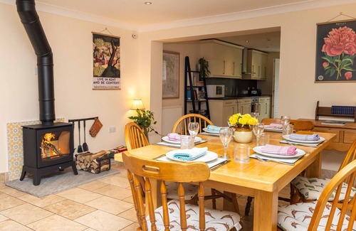 Yalding Cottage | Relaxed Family Cottage with Gardens, Tennis & Space for Kids to Unwind