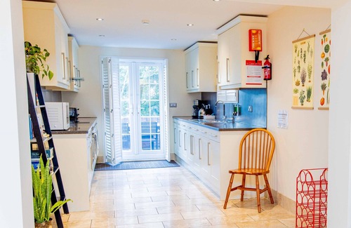 Yalding Cottage | Relaxed Family Cottage with Gardens, Tennis & Space for Kids to Unwind