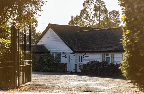Yalding Cottage | Relaxed Family Cottage with Gardens, Tennis & Space for Kids to Unwind