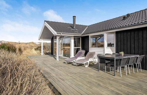 Haurvig House | Relaxed family vacation among the dunes.