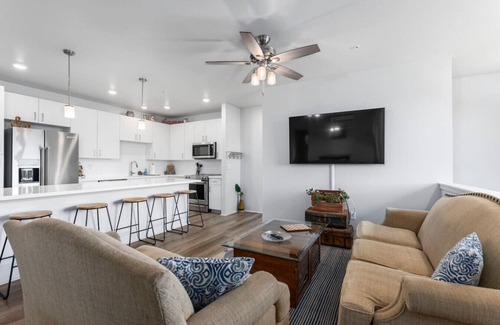 Ewa House | Relaxed Island Living | Parking, Workspace, AC, WD