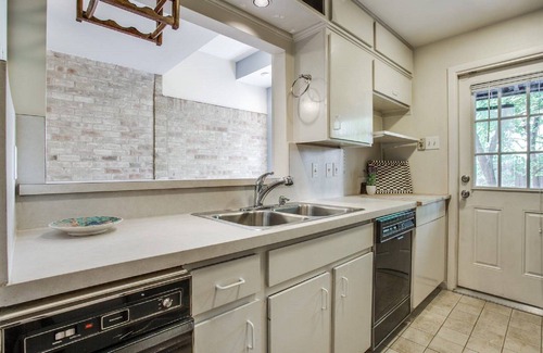 Oak Lawn House | Relaxed Uptown Dallas Townhouse : On Katy Trail near SMU