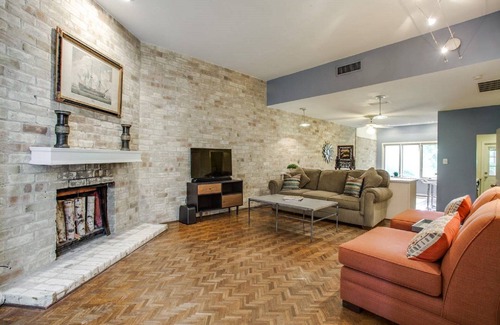 Oak Lawn House | Relaxed Uptown Dallas Townhouse : On Katy Trail near SMU