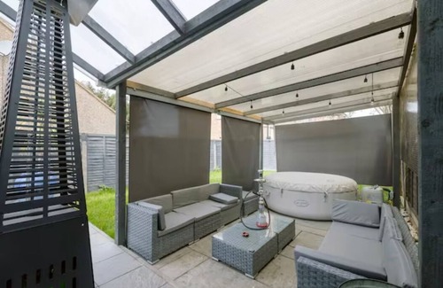 Uxbridge South Apartment | Relaxing 2-bedroom apartment with Hot Tub in Uxbridge