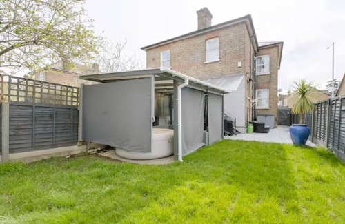 Uxbridge South Apartment | Relaxing 2-bedroom apartment with Hot Tub in Uxbridge