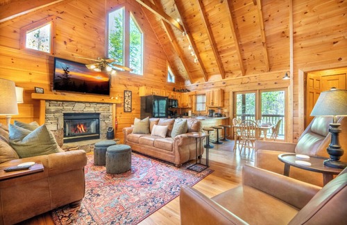 Pigeon Forge Cabin | *Relaxing 2BD Cabin w/HOT TUB! Games + Near TOWN*