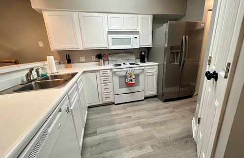 Pawleys Island Condo | Relaxing 2BD True Blue Golf Resort 4 Pools & Spas, Large Balcony, 3 min to Beach