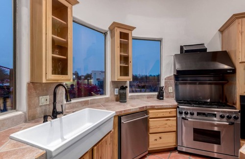 County Island House | Relaxing 3BR Haven w/Pool & BBQ for Family Time