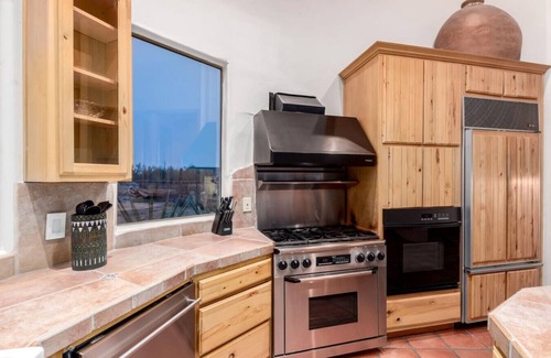 County Island House | Relaxing 3BR Haven w/Pool & BBQ for Family Time