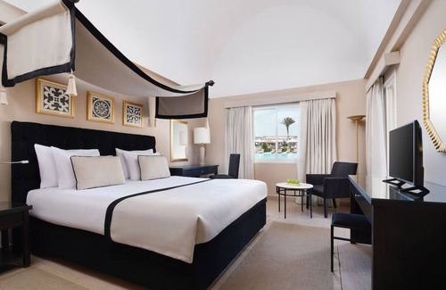 Makadi Bay House | Relaxing Beachfront Room with Outdoor Pool and Near Makadi Water World