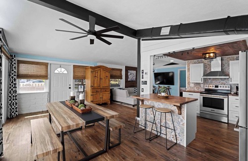 Englewood South House | Relaxing bungalow- Mins to Beach - Heated Pool