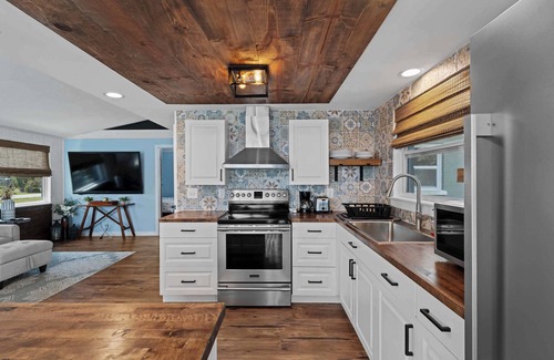 Englewood South House | Relaxing bungalow- Mins to Beach - Heated Pool
