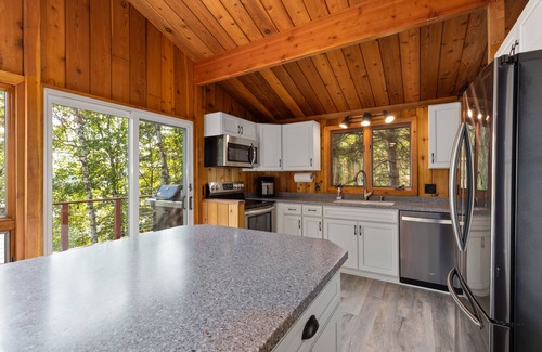 Cushing Cabin | Relaxing Cabin Retreat with Lakeside Firepit, Swimming & Beautiful Lake Views