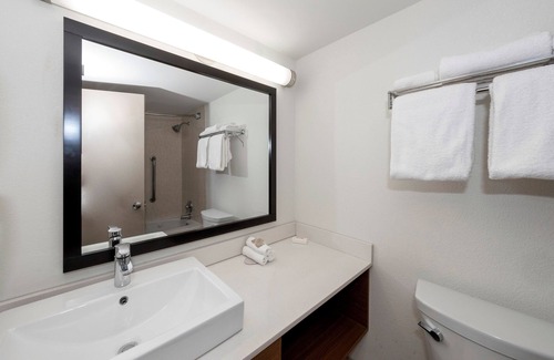 Carteret Hotel | Relaxing Carteret Getaway! Restaurant, Free Parking & Pet-friendly!