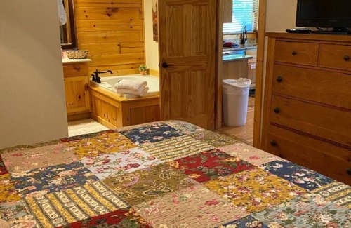 Black Bear Falls Cabin | Relaxing & comfortable- that’s what our guests say! Visit us for your nxt vacay!