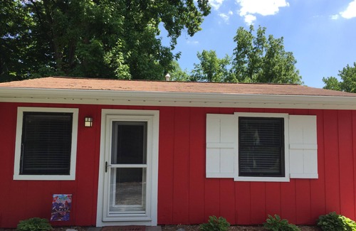 Monticello Cottage | Relaxing Cottage Nestled on Lake Freeman with Private Beachfront & Pool