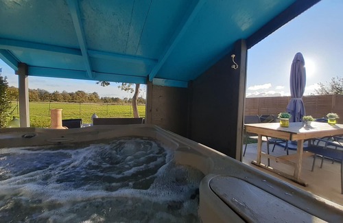 Sallertaine Cottage | "Relaxing Countryside Retreat with Spa, Garden, and Modern Amenities"