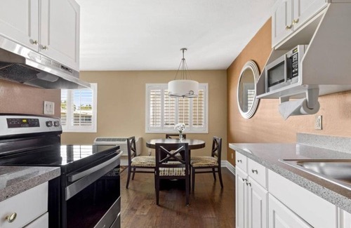 Corte Madera Hotel | Relaxing Couples’ Getaway | Poolside | Near Sausalito | Free Parking | BBQ Area