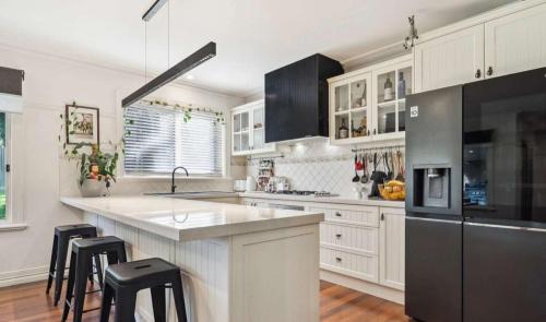 Golden Gully House | Relaxing Family Retreat with Outdoor Entertaining