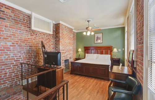French Quarter Hotel | Relaxing French Quarter Balcony Suite – Steps from Top NOLA Attractions
