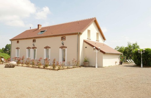 Louroux-Hodement Cottage | Relaxing Getaway with Private Pool, Forest Walks, and Game Activities